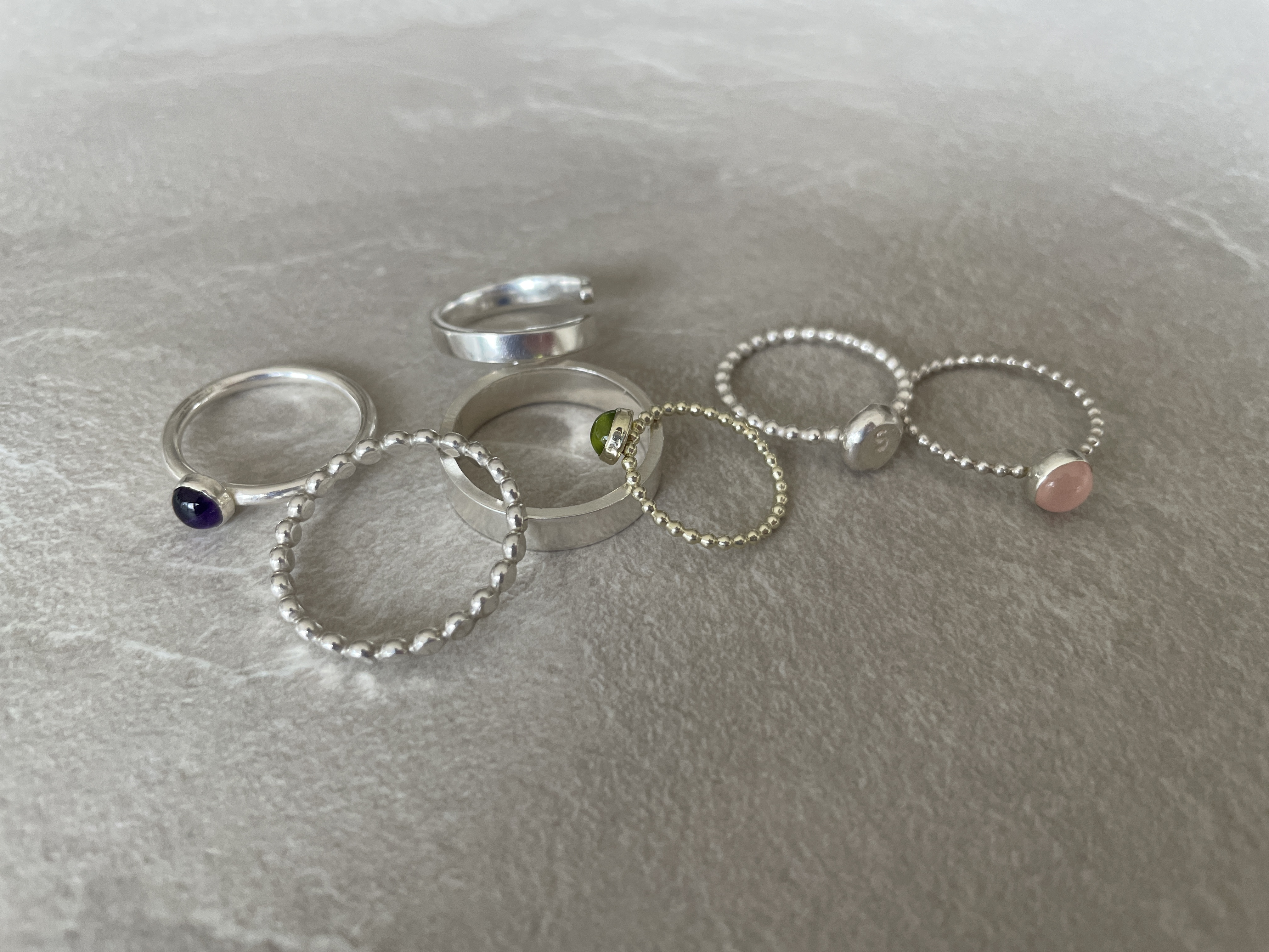 Afbeelding waarop je alle ringen ziet, die gemaakt kunnen worden tijdens een workshop sieraden en/of ringen maken in Amsterdam.